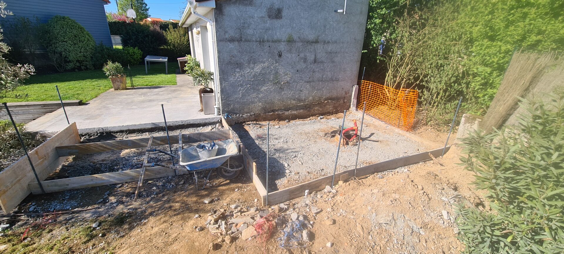 Dalle béton coulée par l'entreprise MJC Maçonnerie collée à une maison de particuloer dans les Mauges